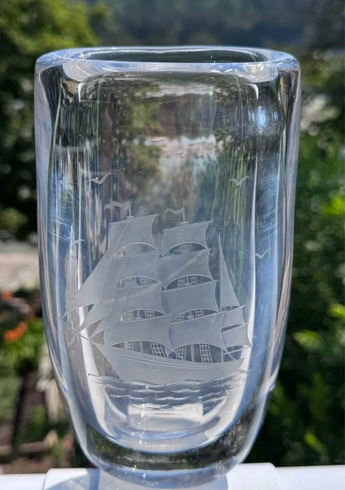 MCM Swedish Crystal Vase 8" - Kosta Glass Hand Engraved Sailing Ship-Signed - photo 10