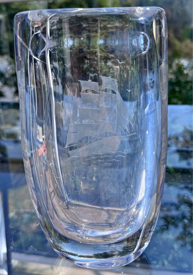 MCM Swedish Crystal Vase 8" - Kosta Glass Hand Engraved Sailing Ship-Signed - photo 2