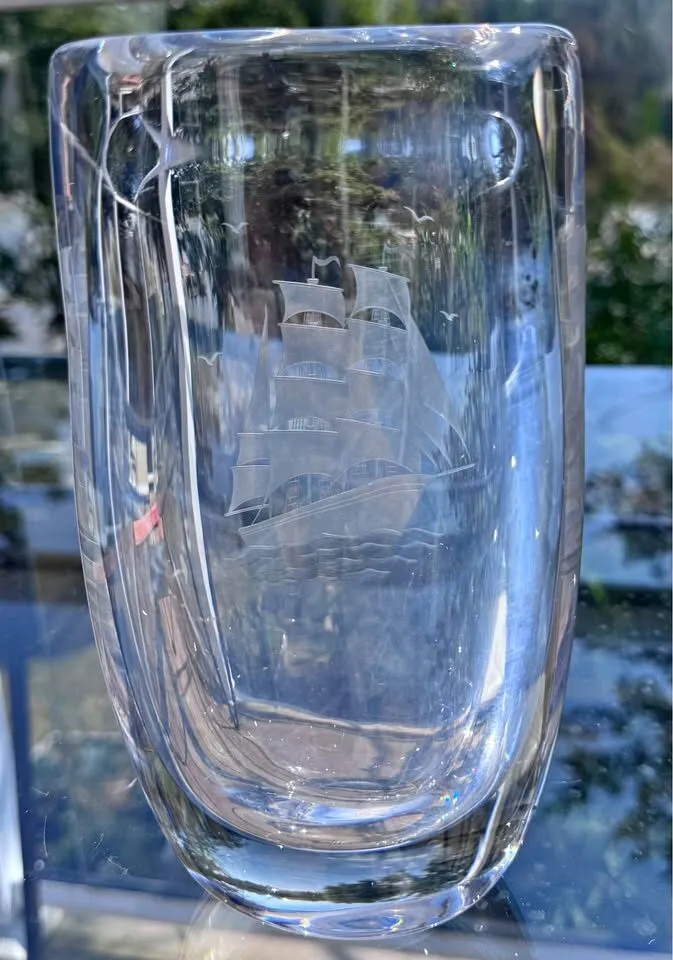 MCM Swedish Crystal Vase 8" - Kosta Glass Hand Engraved Sailing Ship-Signed - photo 2