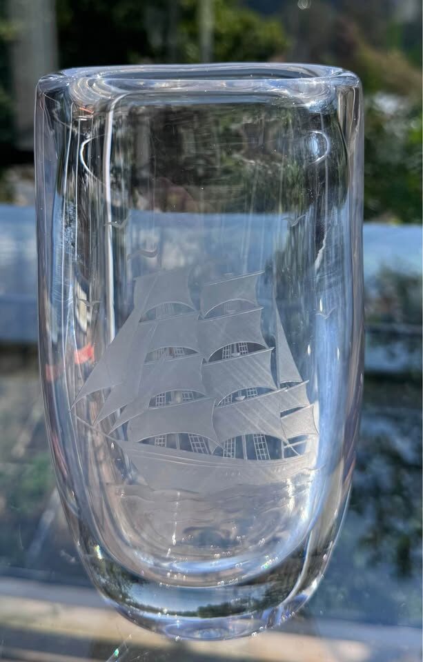 MCM Swedish Crystal Vase 8" - Kosta Glass Hand Engraved Sailing Ship-Signed - photo 3