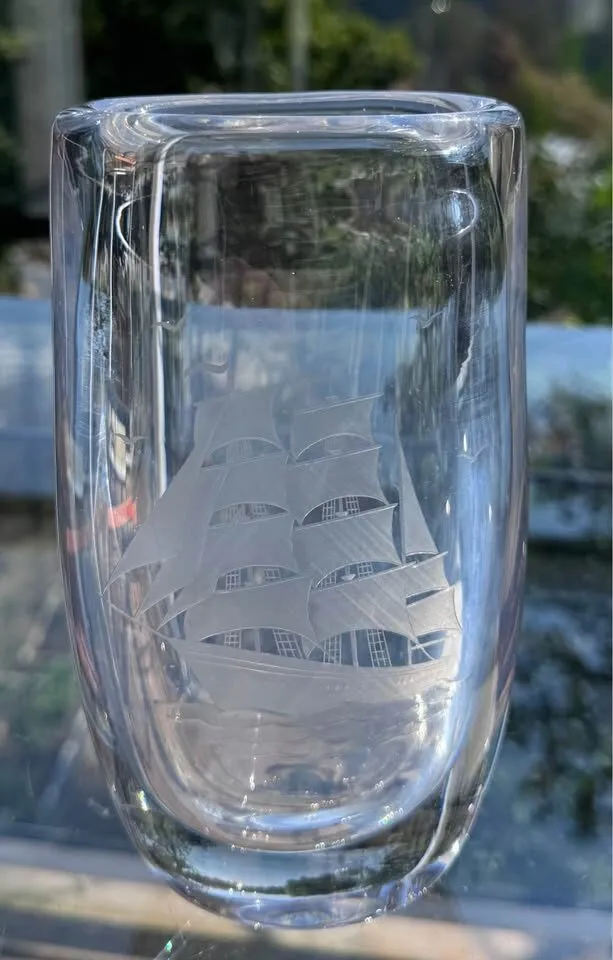 MCM Swedish Crystal Vase 8" - Kosta Glass Hand Engraved Sailing Ship-Signed - photo 3