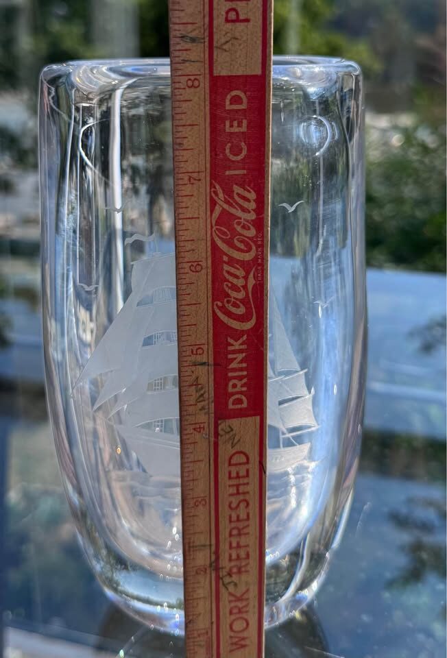 MCM Swedish Crystal Vase 8" - Kosta Glass Hand Engraved Sailing Ship-Signed - photo 4