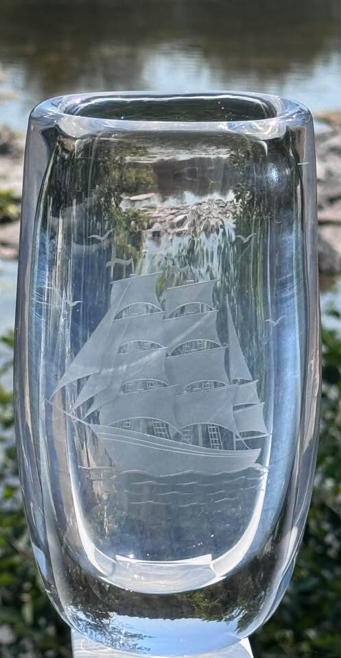 MCM Swedish Crystal Vase 8" - Kosta Glass Hand Engraved Sailing Ship-Signed - photo 8