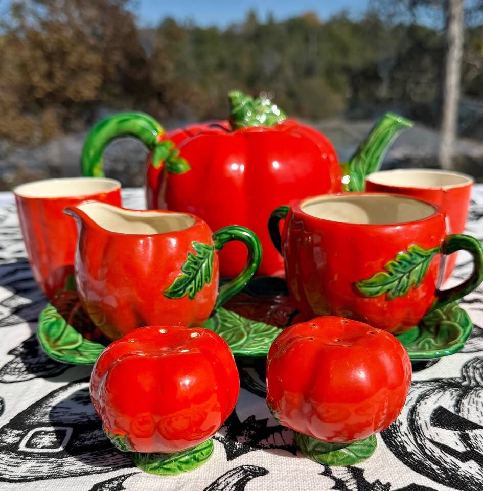 Rare Vintage 1950s Maruhon Ware Tomato Set - Featuring Rare Screw-Bottom Shakers & Matching Cups - photo 1