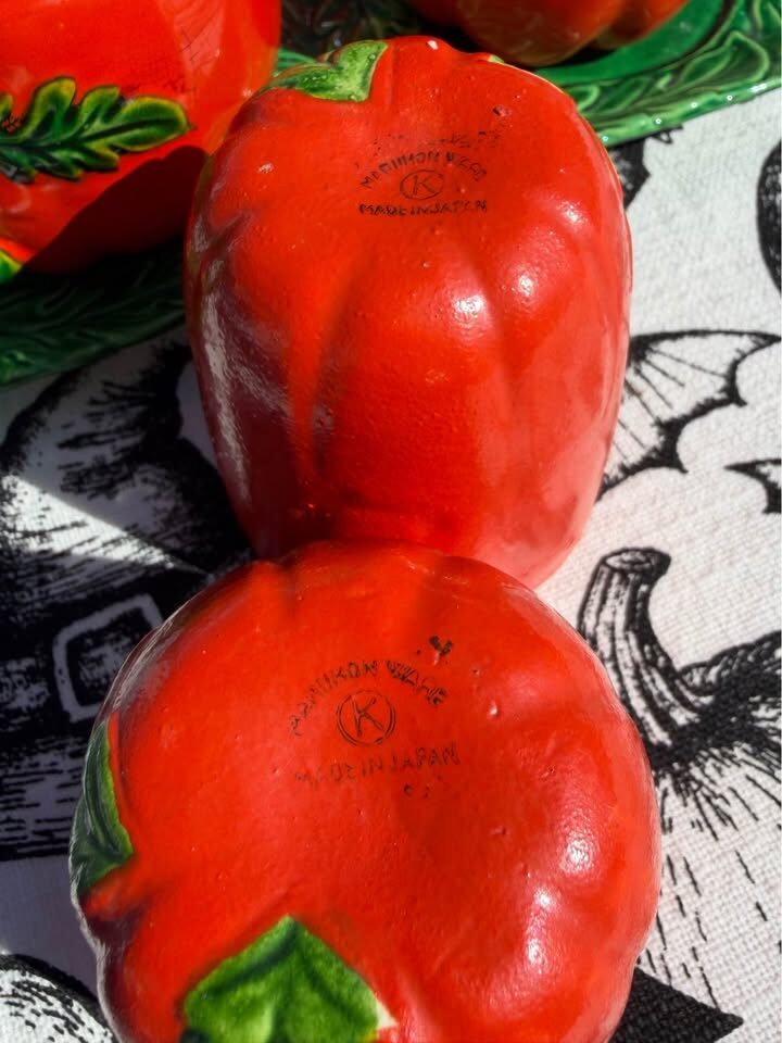 Rare Vintage 1950s Maruhon Ware Tomato Set - Featuring Rare Screw-Bottom Shakers & Matching Cups - photo 4