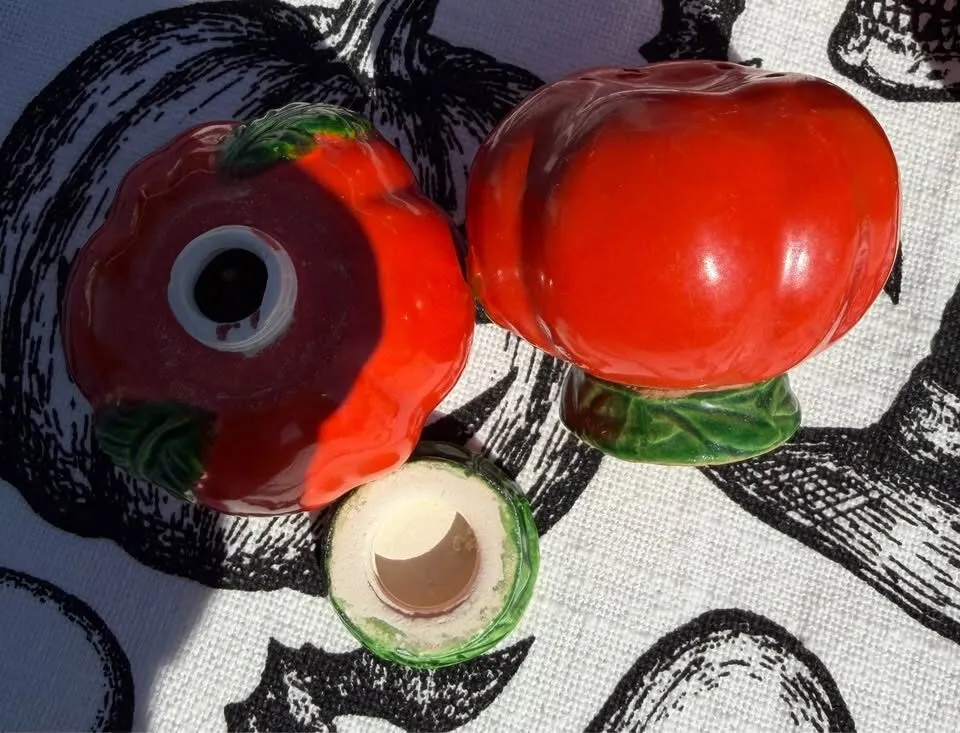 Rare Vintage 1950s Maruhon Ware Tomato Set - Featuring Rare Screw-Bottom Shakers & Matching Cups - photo 6