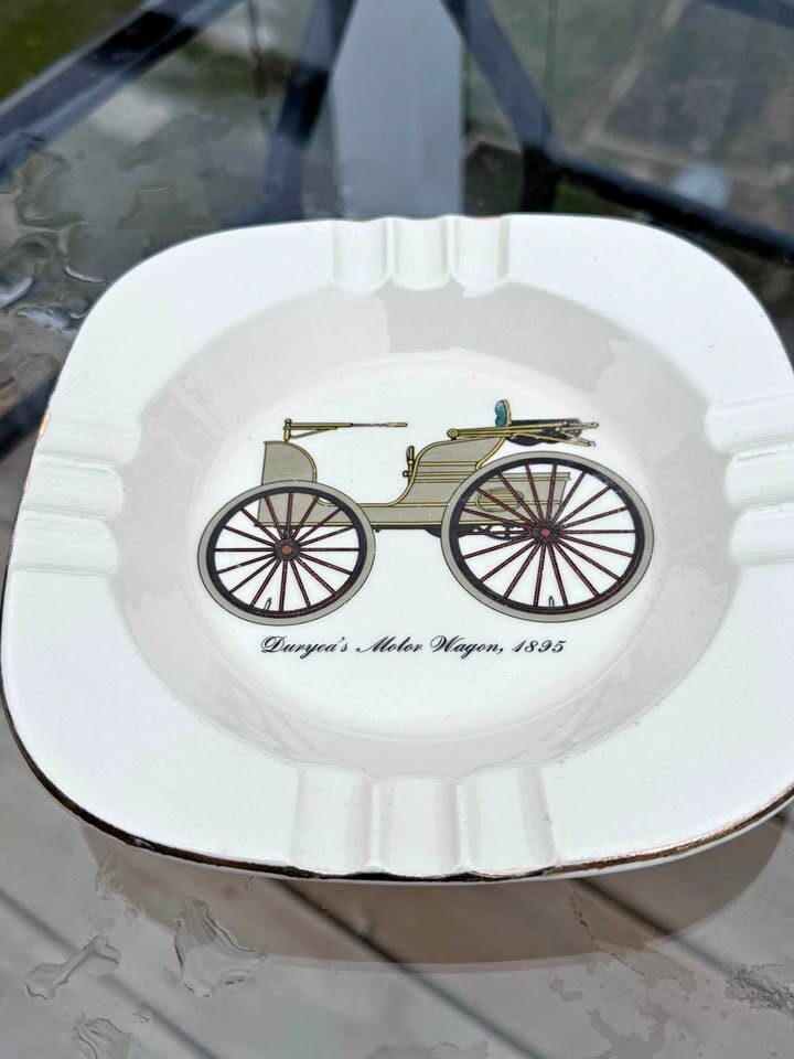 Vintage Collectible 1953 Homer Laughlin ashtray/Catchall