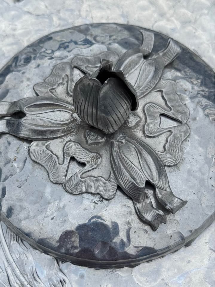 Vintage Rodney Kent Hammered Aluminum Tulip Tray #460 (with Original Lid) - photo 5