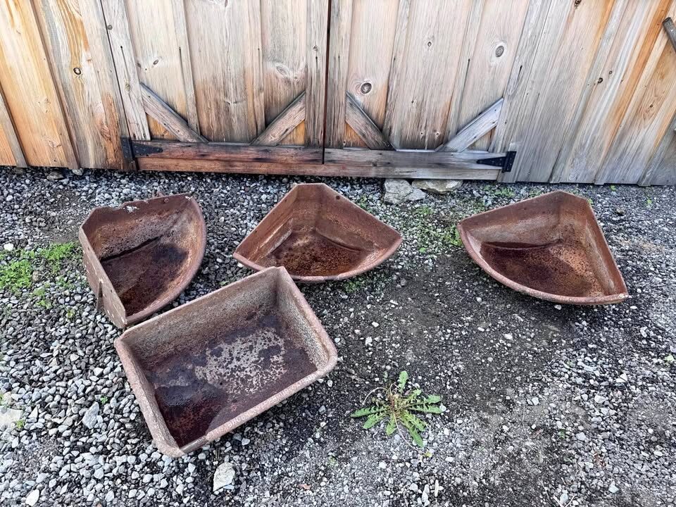 Antique Beatty Bros. LTD Cast Iron Corner Horse Troughs / Garden Planters - photo 2