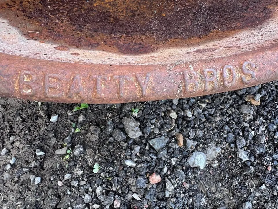 Antique Beatty Bros. LTD Cast Iron Corner Horse Troughs / Garden Planters - photo 3