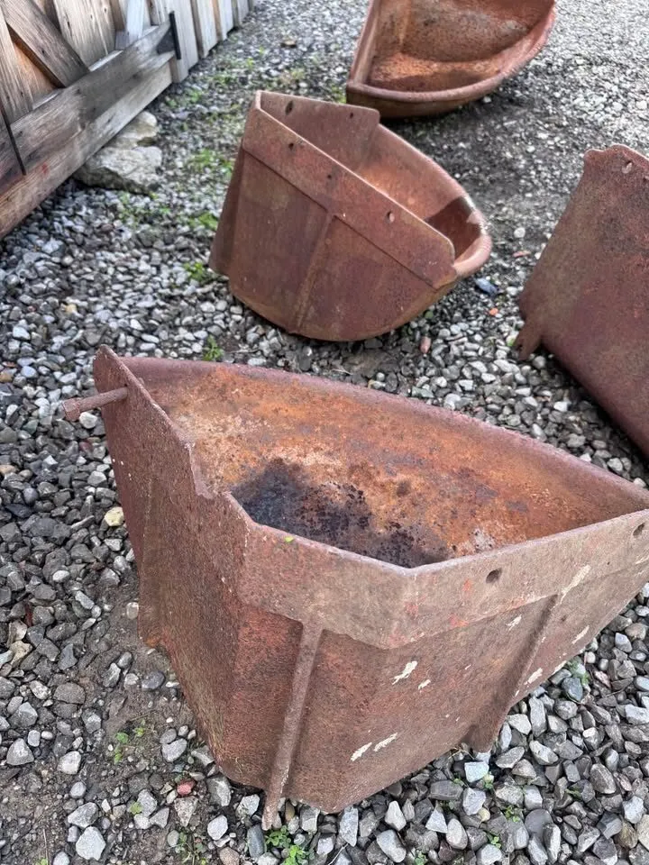 Antique Beatty Bros. LTD Cast Iron Corner Horse Troughs / Garden Planters - photo 7
