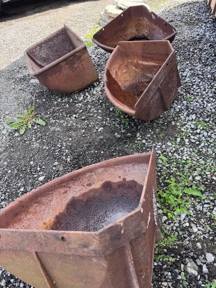 Antique Beatty Bros. LTD Cast Iron Corner Horse Troughs / Garden Planters - photo 8