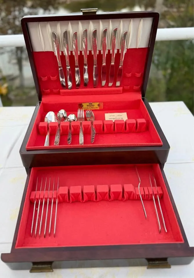 1957 Oneida 1881 Rogers "Lilac Time" Silverplate Flatware Set (46Pcs) with Two-Tier Wood Chest - photo 2
