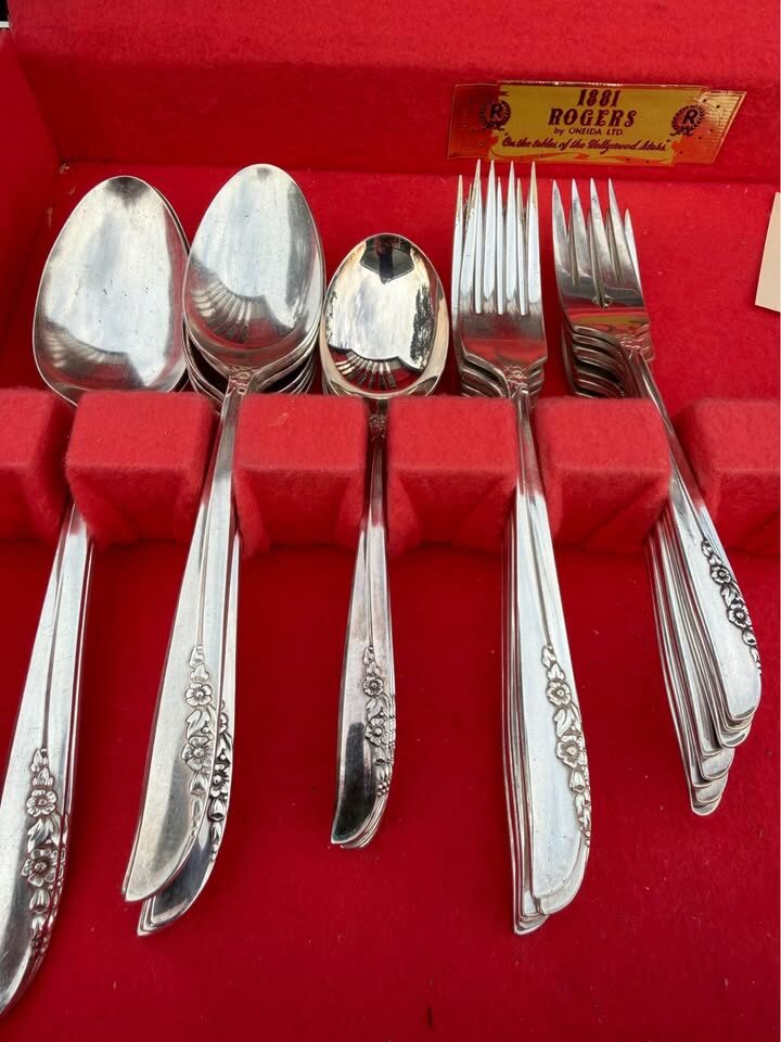1957 Oneida 1881 Rogers "Lilac Time" Silverplate Flatware Set (46Pcs) with Two-Tier Wood Chest - photo 6