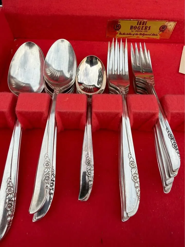 1957 Oneida 1881 Rogers "Lilac Time" Silverplate Flatware Set (46Pcs) with Two-Tier Wood Chest - photo 6
