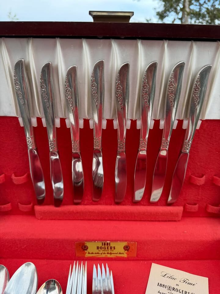 1957 Oneida 1881 Rogers "Lilac Time" Silverplate Flatware Set (46Pcs) with Two-Tier Wood Chest - photo 9