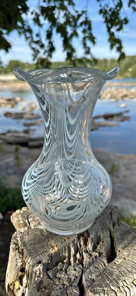Vintage Murano Style Glass Handkerchief Vase White Mezza Filigrana Swirl 7 1/2” - photo 2