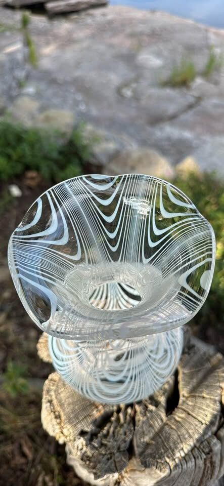 Vintage Murano Style Glass Handkerchief Vase White Mezza Filigrana Swirl 7 1/2” - photo 3