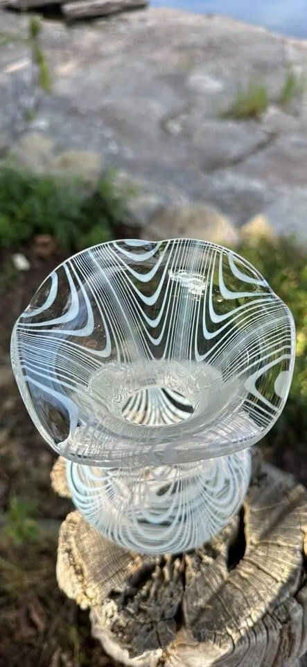 Vintage Murano Style Glass Handkerchief Vase White Mezza Filigrana Swirl 7 1/2” - photo 3