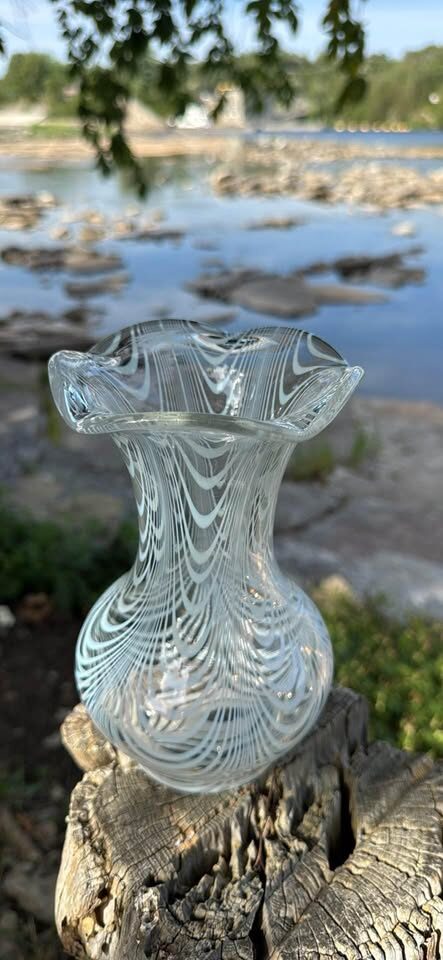 Vintage Murano Style Glass Handkerchief Vase White Mezza Filigrana Swirl 7 1/2” - photo 5