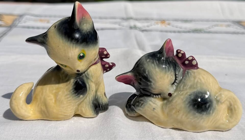 Vintage Mid-Century Ceramic Cat Salt & Pepper Shakers - Made in Japan - photo 1