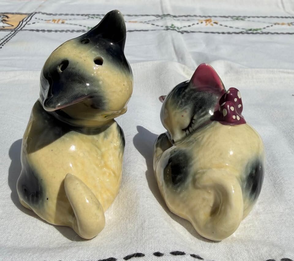 Vintage Mid-Century Ceramic Cat Salt & Pepper Shakers - Made in Japan - photo 2