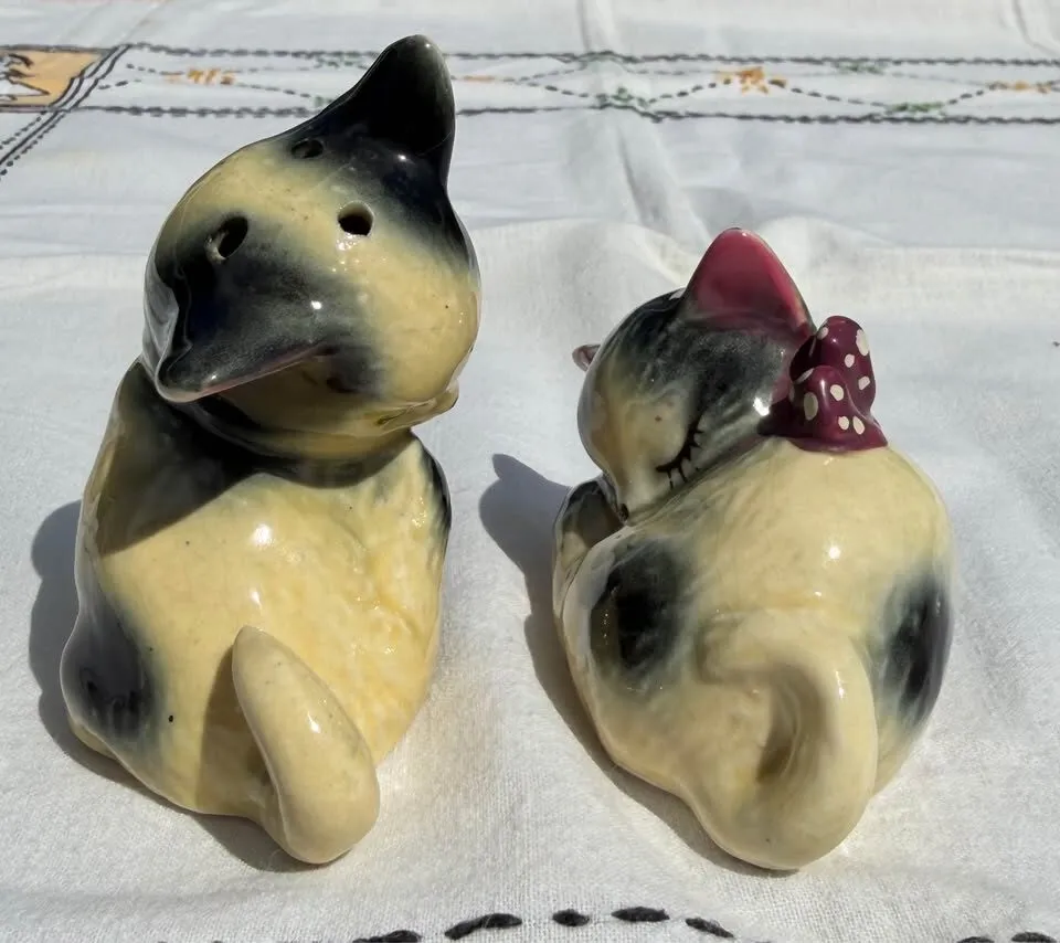 Vintage Mid-Century Ceramic Cat Salt & Pepper Shakers - Made in Japan - photo 2