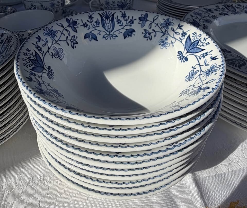 91 pc Vintage Johnson Bros England "Windsor Ware" Blue Floral Dinner Set - photo 2