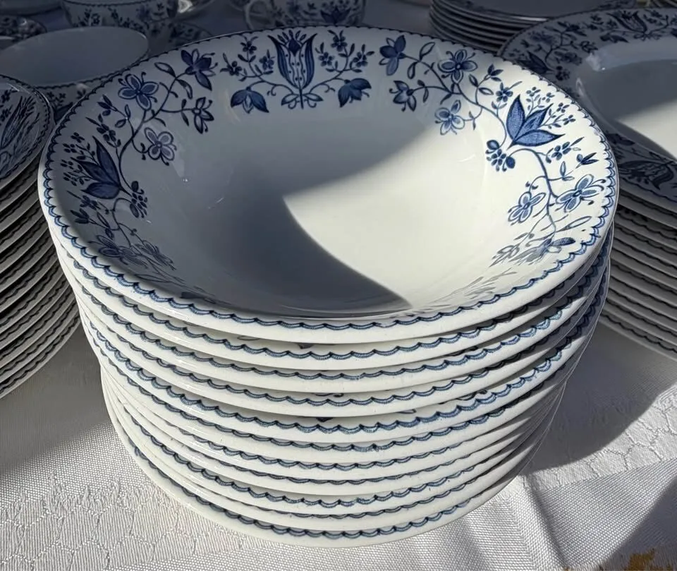 91 pc Vintage Johnson Bros England "Windsor Ware" Blue Floral Dinner Set - photo 2