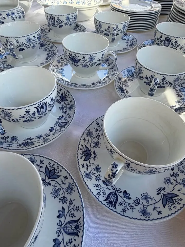 91 pc Vintage Johnson Bros England "Windsor Ware" Blue Floral Dinner Set - photo 3