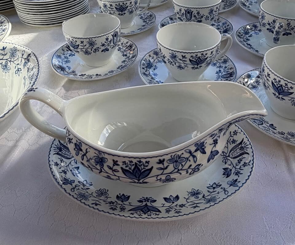 91 pc Vintage Johnson Bros England "Windsor Ware" Blue Floral Dinner Set - photo 5