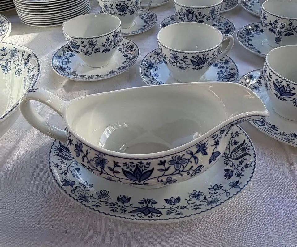 91 pc Vintage Johnson Bros England "Windsor Ware" Blue Floral Dinner Set - photo 5