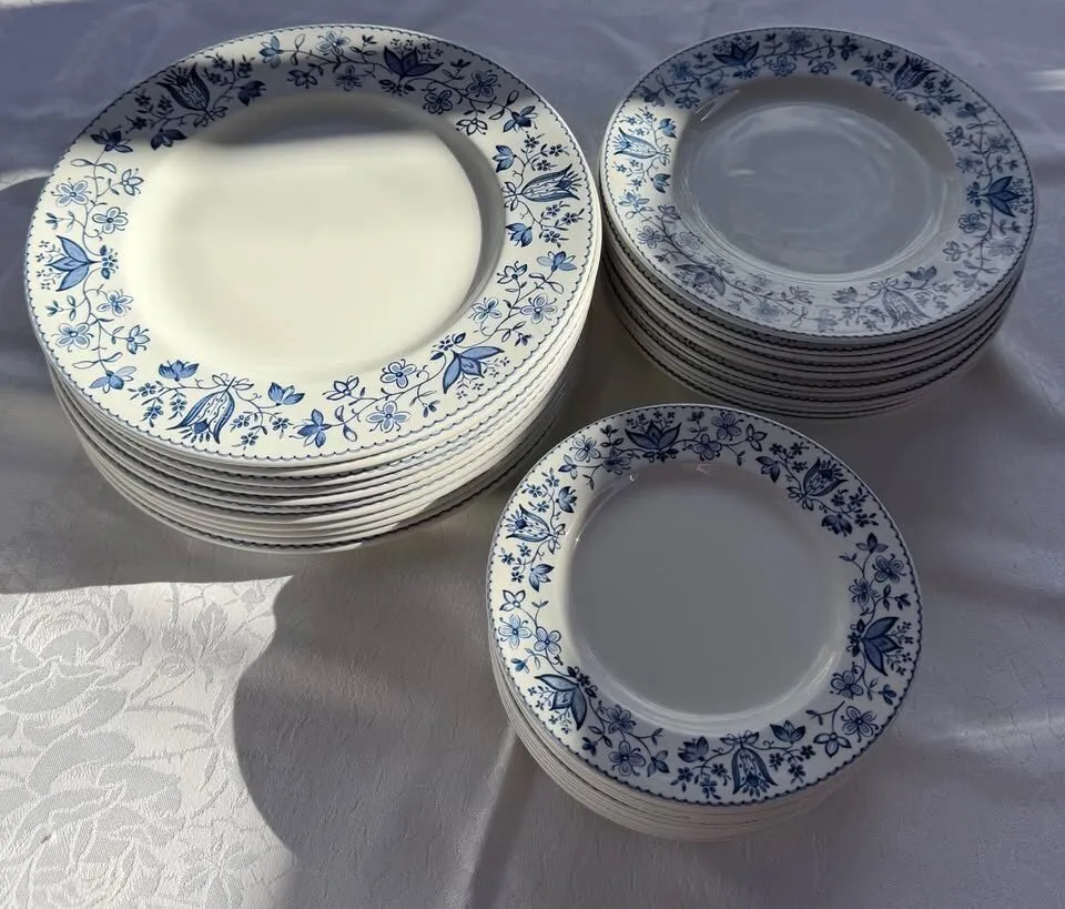 91 pc Vintage Johnson Bros England "Windsor Ware" Blue Floral Dinner Set - photo 6