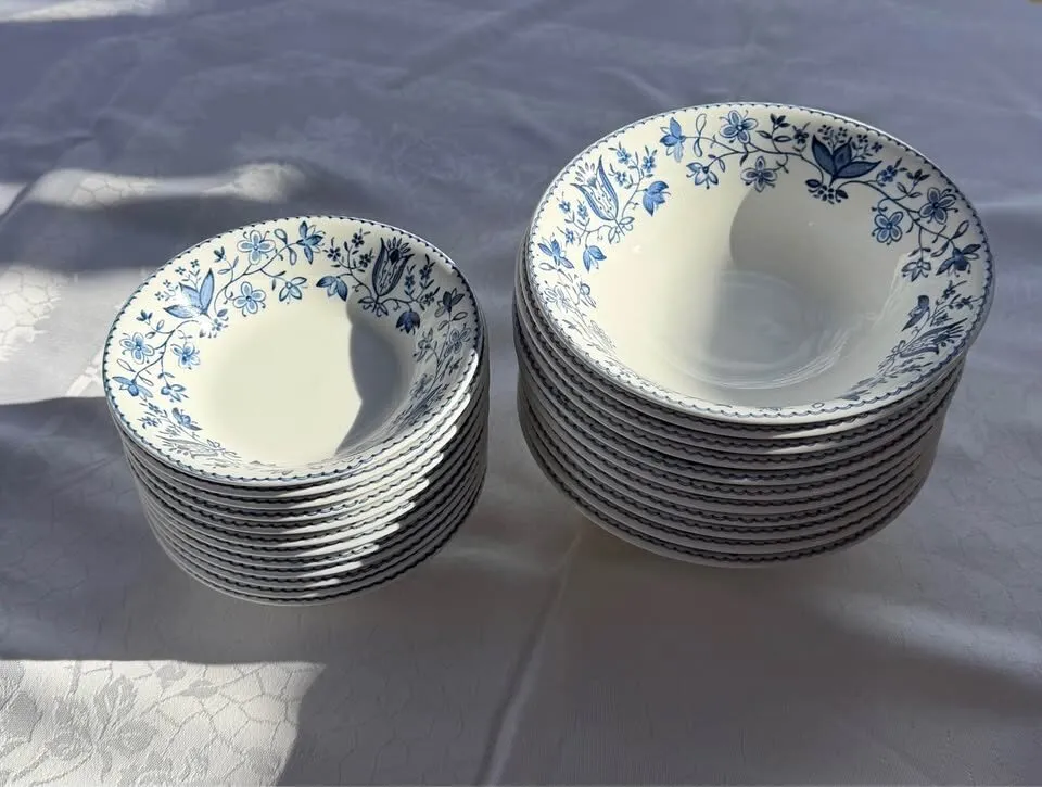 91 pc Vintage Johnson Bros England "Windsor Ware" Blue Floral Dinner Set - photo 7