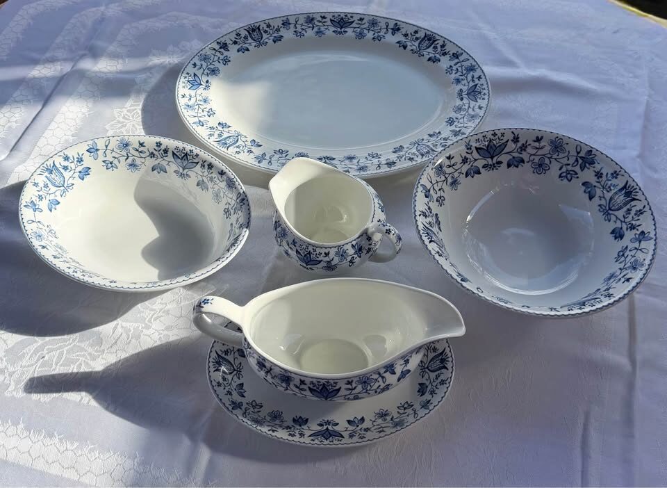 91 pc Vintage Johnson Bros England "Windsor Ware" Blue Floral Dinner Set - photo 8