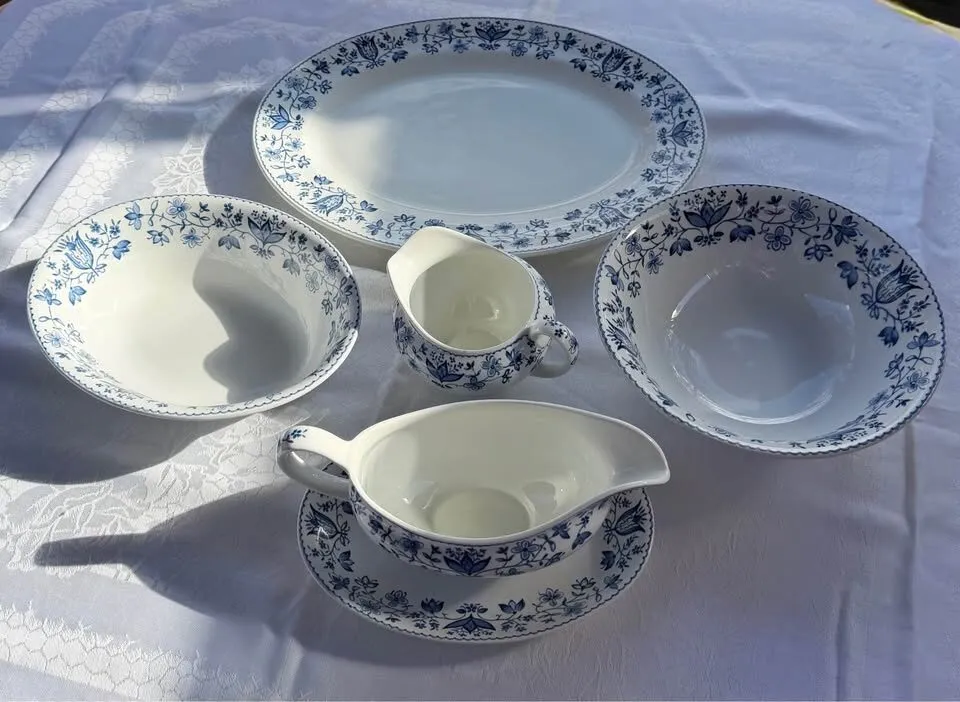 91 pc Vintage Johnson Bros England "Windsor Ware" Blue Floral Dinner Set - photo 8