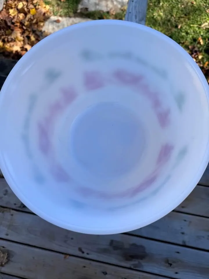 Vintage Tom & Jerry Milk Glass Christmas Bowl - photo 3