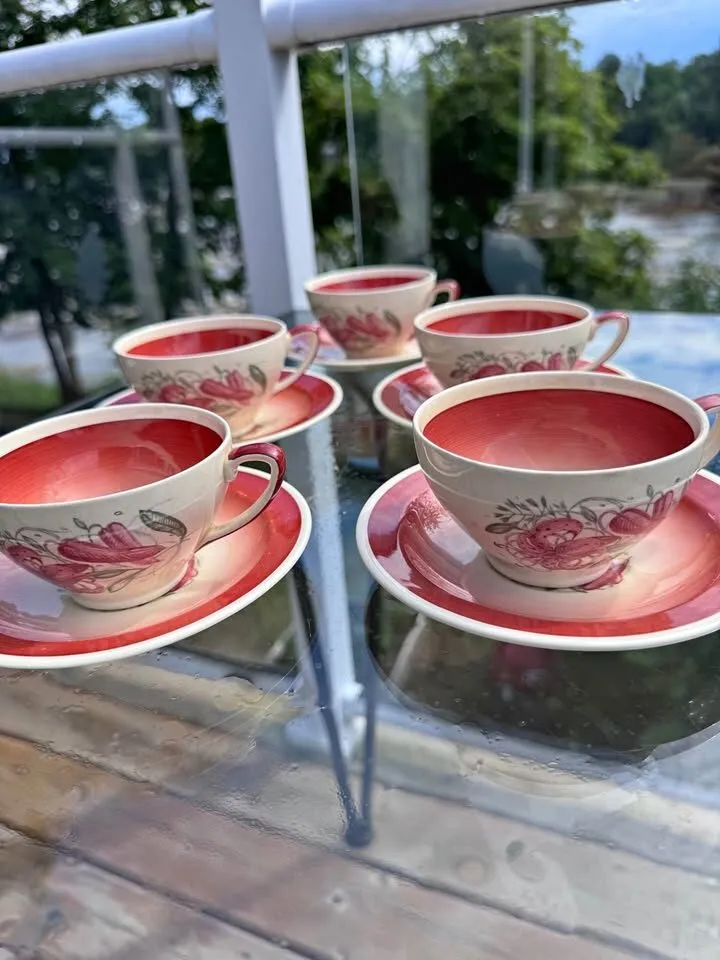 Collectible Susie Cooper Red Tiger Lily teacups and saucers 1930s - photo 1