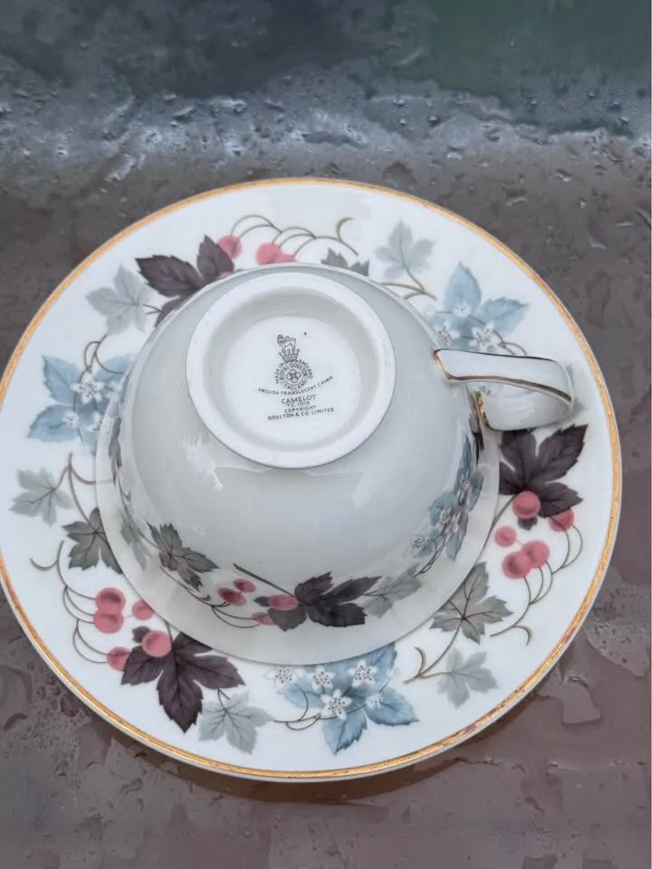 Vintage Royal Doulton "Camelot" (TC1016) Teacup & Saucer Set - photo 3