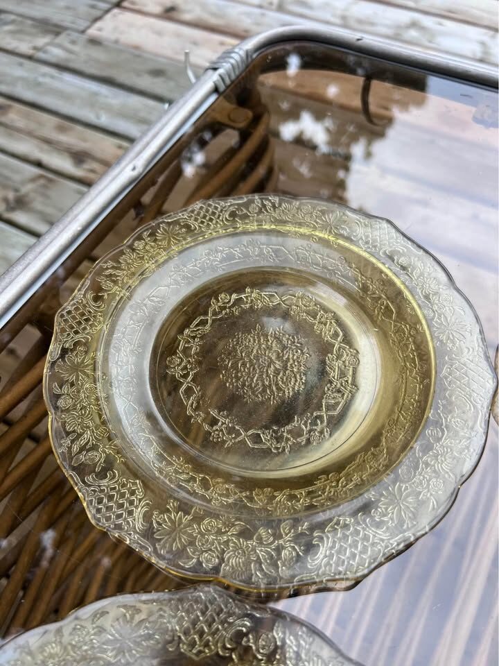 Set of 4 Amber Glass Plates - Federal Glass Bouquet and Lattice Pattern - photo 2