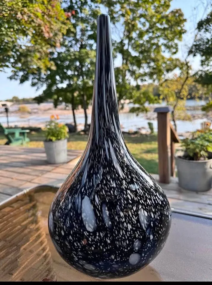 Vintage 1970s Pop Art 17.5" Hand-Blown Mottled Black Glass Teardrop Vase - photo 2