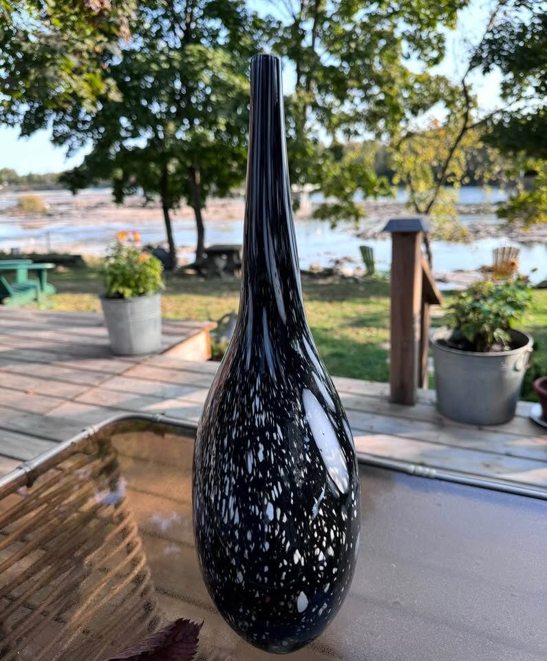 Vintage 1970s Pop Art 17.5" Hand-Blown Mottled Black Glass Teardrop Vase - photo 3