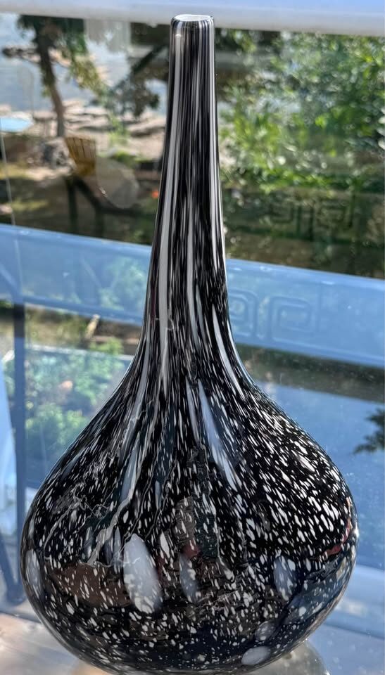 Vintage 1970s Pop Art 17.5" Hand-Blown Mottled Black Glass Teardrop Vase - photo 4